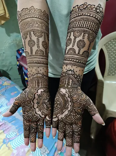 Mehndi artist