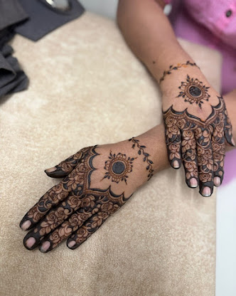 Professional Fatima Mehandi Artist