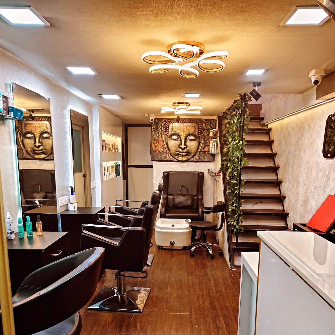 Vibe N Glow Family Salon Nail 